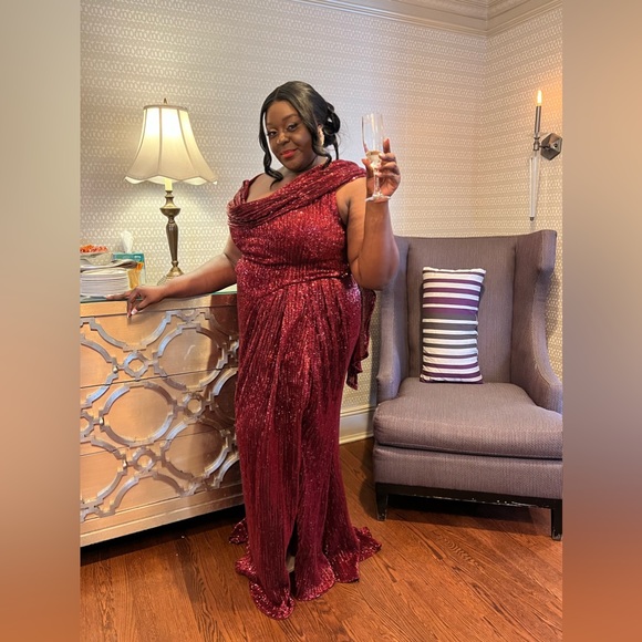 Evening Gown, Heavy Material, Tailored with strap to hold - Picture 6 of 7